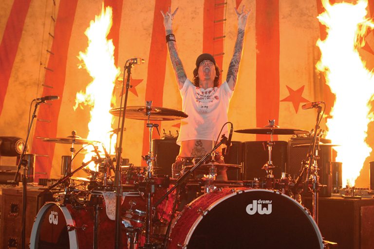 Home Sweet Home: Tommy Lee Plays DW